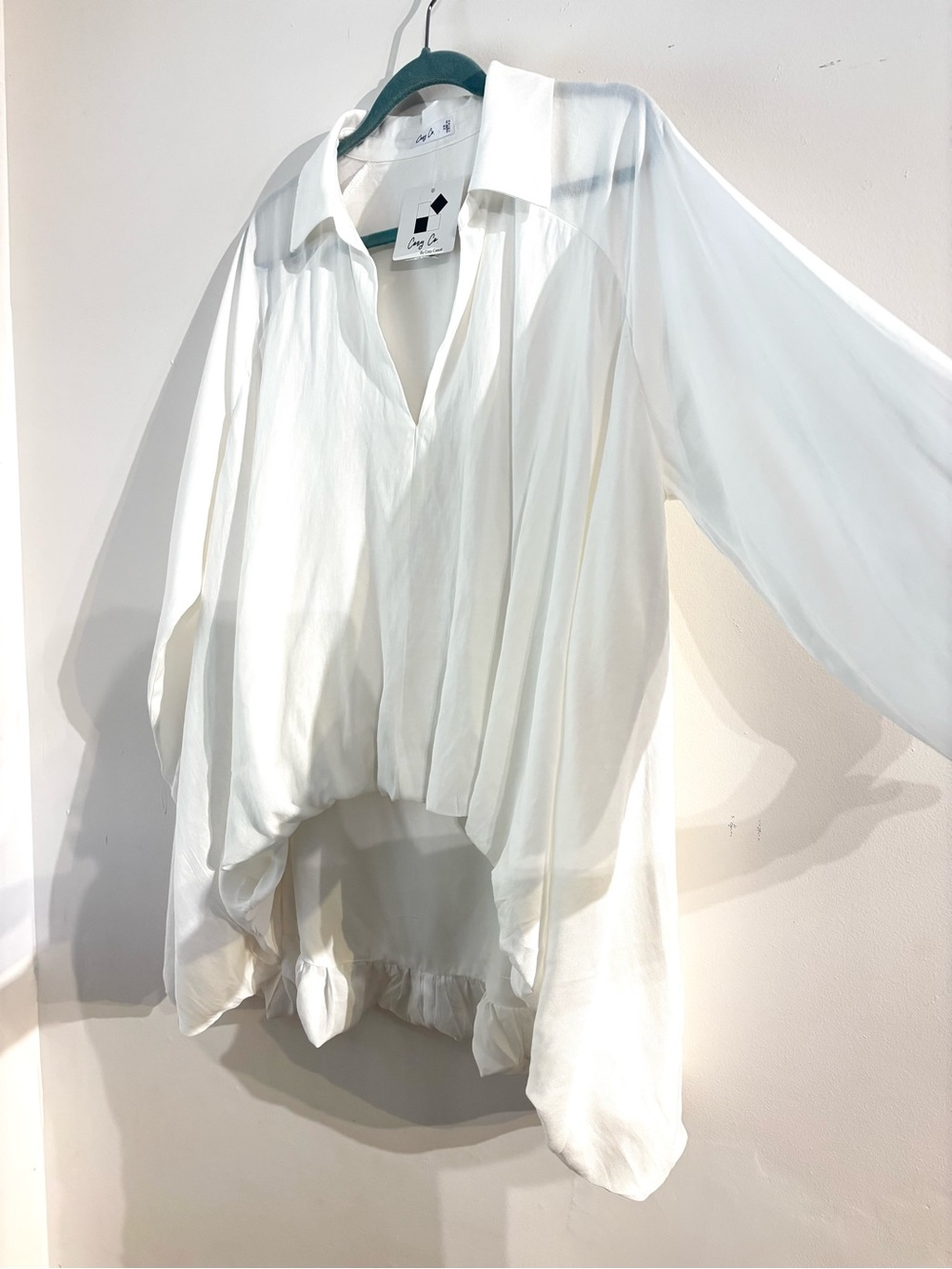 Cozy Casual White V-Neck High-Low Bubble Hem Airy Blouse - Picture 3 of 6